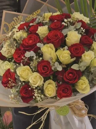 Kırmızı ve Beyaz 41 Gül Buketi