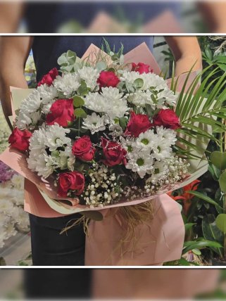 Beyaz Papatyalar ve Kırmızı Güller Buketi