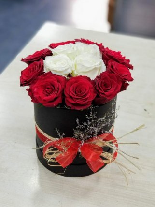 Kutuda Kırmızı Beyaz Güller