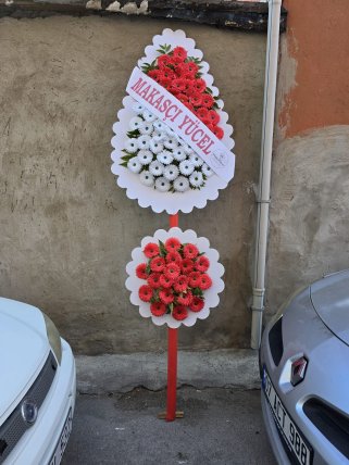 yapay çiçekli çelenk