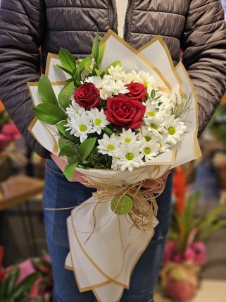 Beyaz Papatyalar ve 3 Kırmızı Gül Buketi