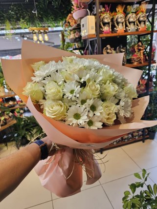 Beyaz Papatyalar ve Beyaz Güller