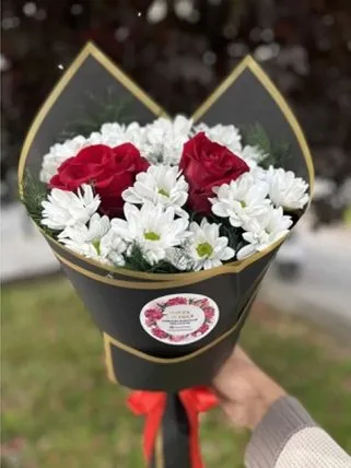 2 Kırmızı gül ve Beyaz Papatya Buketi