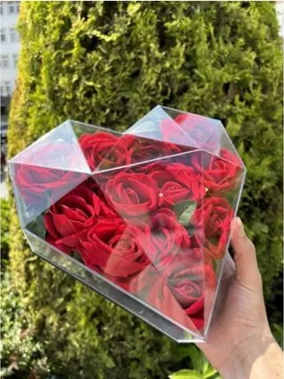 Kalp Kutuda Kırmızı Yapay Güller