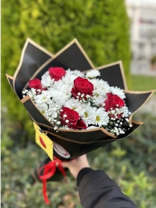 Beyaz Papatyalar ve 5 Kırmızı Gül Buketi