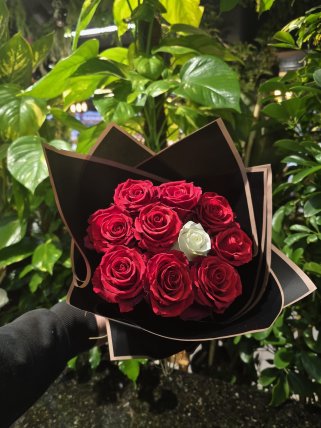 9 Kırmızı 1 Beyaz Gül Buketi