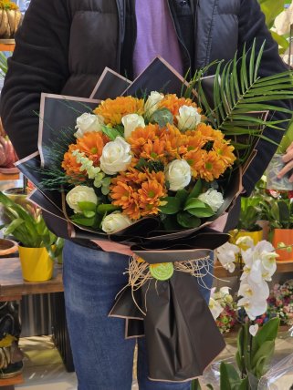 Turuncu Papatyalar ve Beyaz güller Buketi