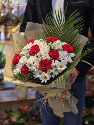 8 Kırmızı Güller ve Papatyalar