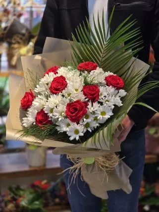 8 Kırmızı Güller ve Papatyalar