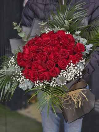 41 Kırmızı Gül Buketi Siyah Süslemeli