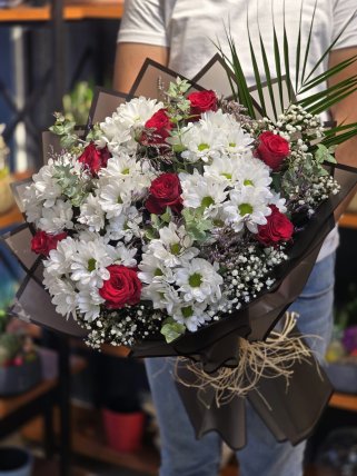 8 Kırmızı Güller ve Beyaz Papatyalar