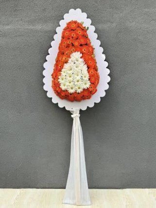 Burdur Çiçekçi: Canlı Turuncu Gerbera ve Beyaz Desenli Çelenk