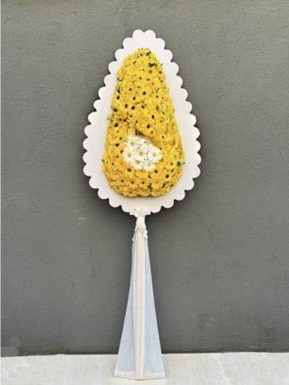 Burdur Açılış Çiçeği: Canlı Sarı ve Beyaz Desenli Çelenk