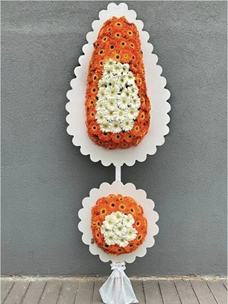 Burdur Çiçekçi: Çift Katlı Turuncu Gerbera ve Beyaz Motifli Çelenk