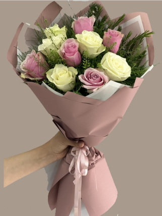 10 Adet Pembe ve Beyaz Gül Buketi