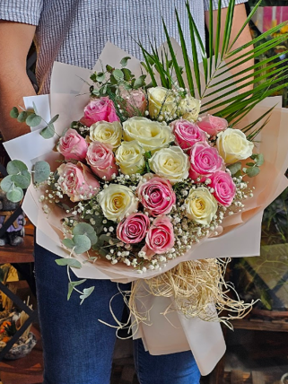 20 Li Pembe ve Beyaz Gül Buketi