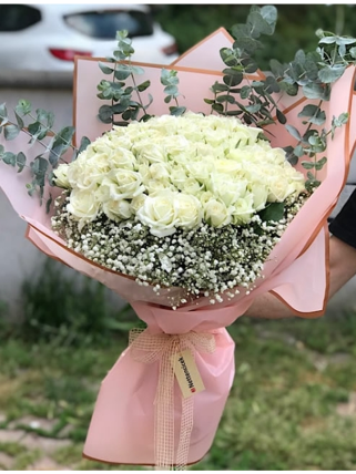 Pembe Ambalajlı 50 Beyaz Gül Buketi