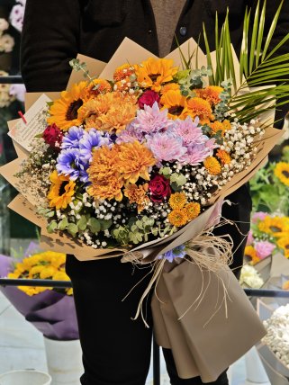 Ay Çiçekleri Kasımpatılar ve Güller Buketi