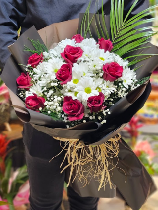 10 Kırmızı Gül ve Beyaz Papatyalar