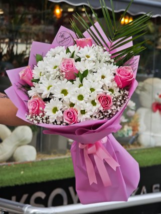 7 Pembe gül ve Beyaz Papatyalar Buketi
