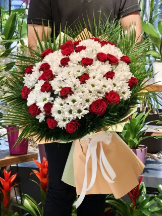 30 Kırmızı Gül ve Beyaz Papatyalardan Kocaman Buket