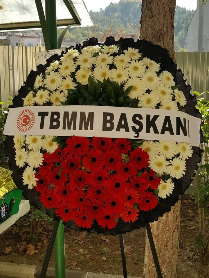 Kırmızı Beyaz Cenaze Çelengi