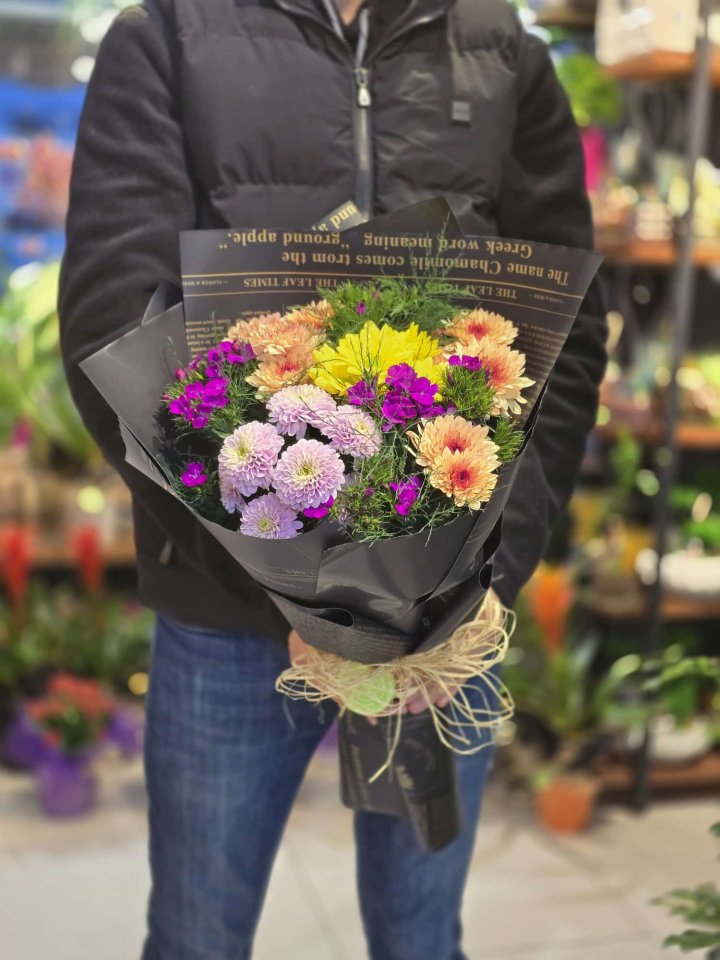 Siyah Ambalajlı Renkli Kır Buketi