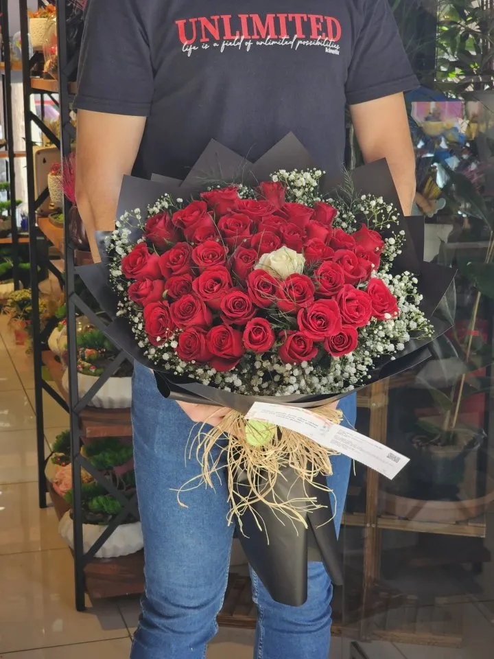 Kırmızı Güller İçinde Tek Beyaz Gül