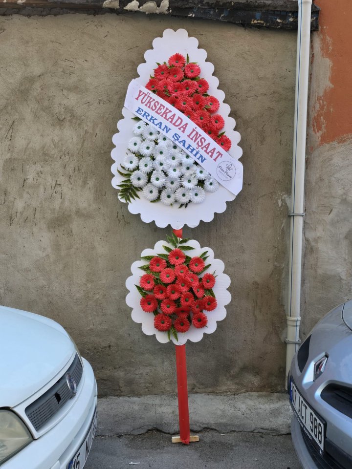 yapay çiçekli çelenk