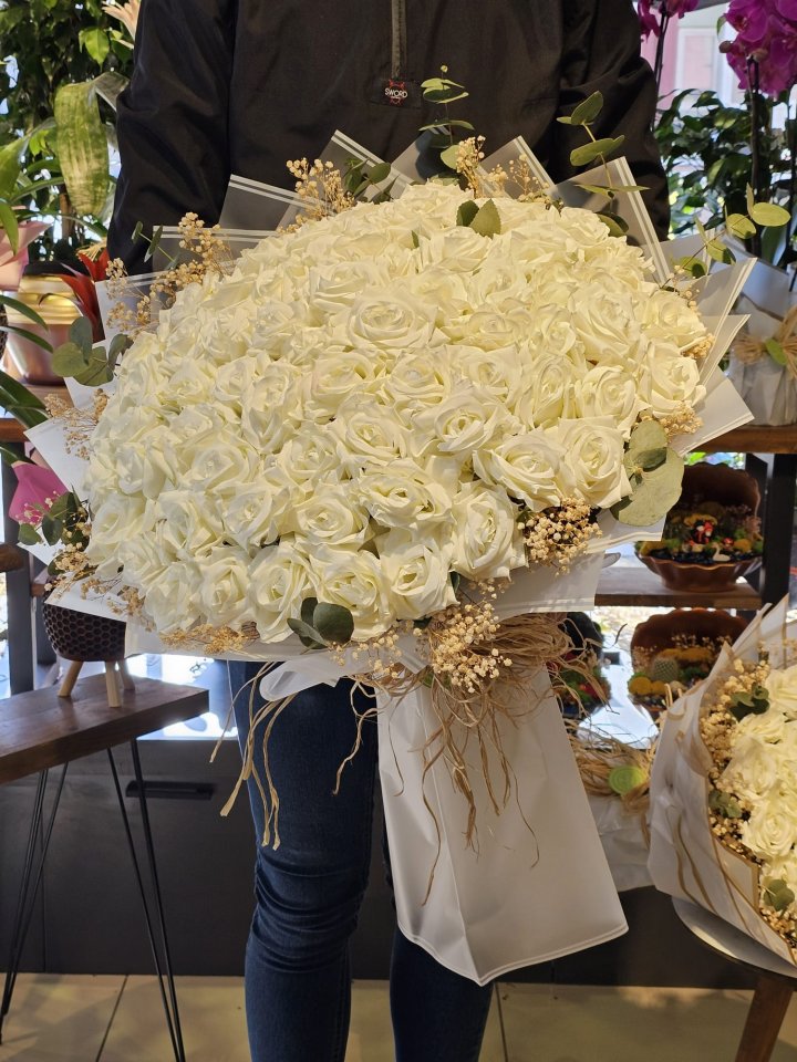 81 Yapay Beyaz Gül Buketi