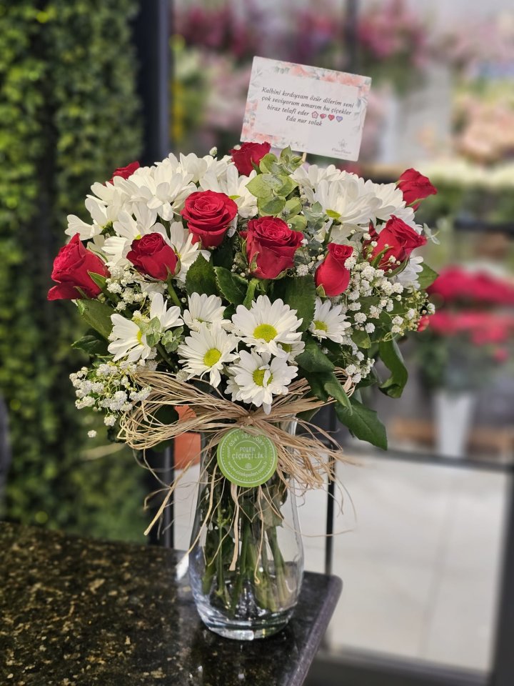 Cam Vazoda 9 Kırmızı Gül ve Papatyalar, burdur çiçekçi