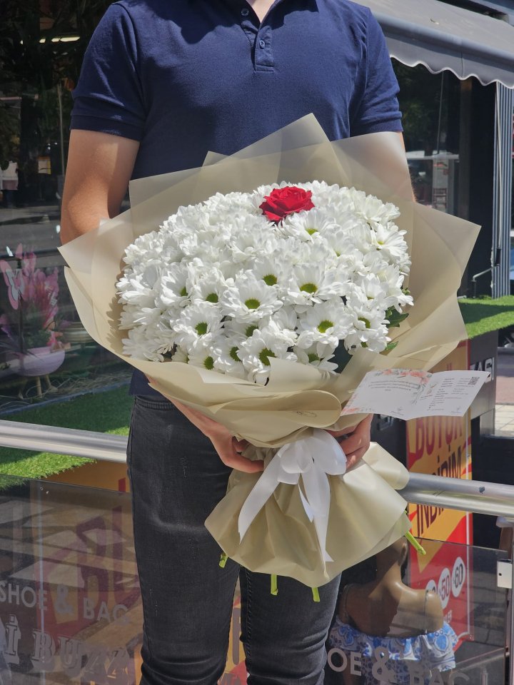 Kocaman Sevgi Beyaz Papatyalar İçinde Tek Gül, burdur çiçekçi