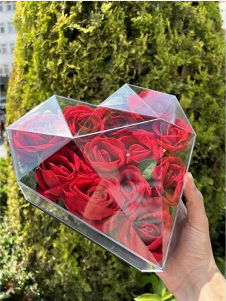 Kalp Kutuda Kırmızı Yapay Güller