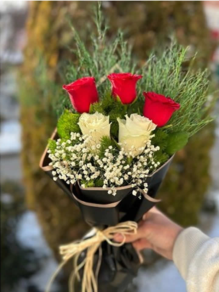 3 Kırmızı 2 Beyaz gül Buketi