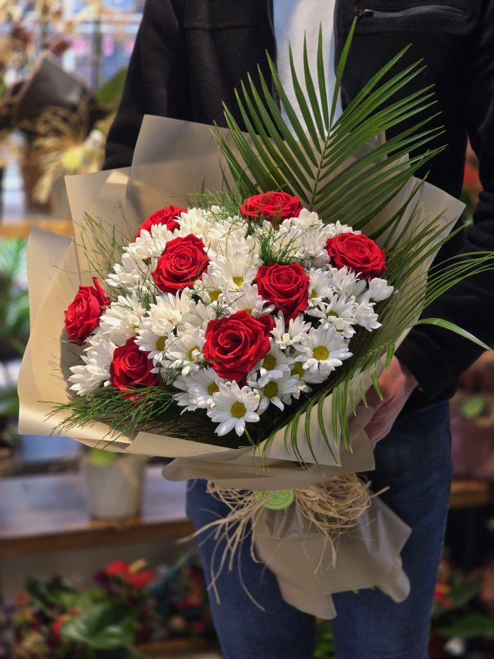 8 Kırmızı Güller ve Papatyalar