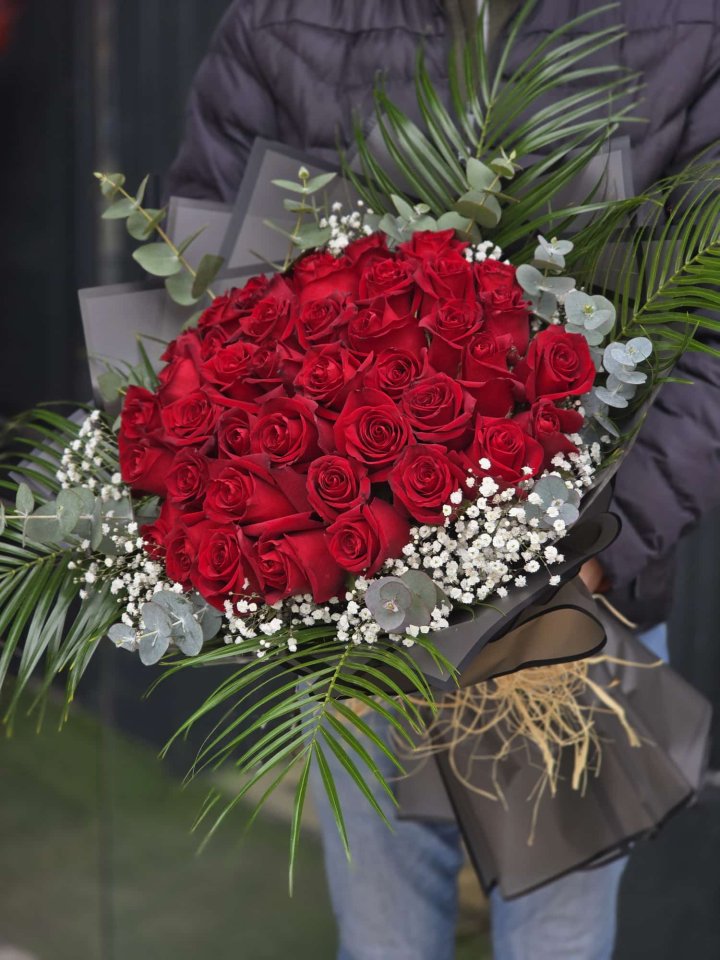 41 Kırmızı Gül Buketi Siyah Süslemeli