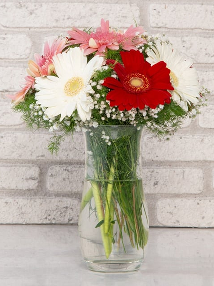 Cam Vazoda Renkli Gerbera Aranjmanı