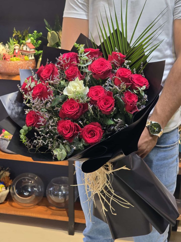 19 Kırmızı 1 Beyaz Gül Buketi