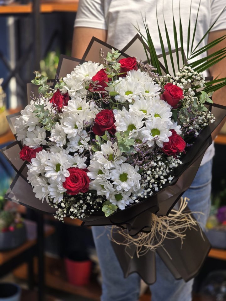 8 Kırmızı Güller ve Beyaz Papatyalar