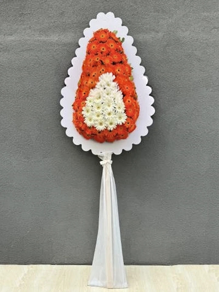 Burdur Çiçekçi: Canlı Turuncu Gerbera ve Beyaz Desenli Çelenk