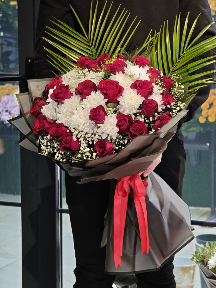 25 Kırmızı güller ve Beyaz Krizantemler