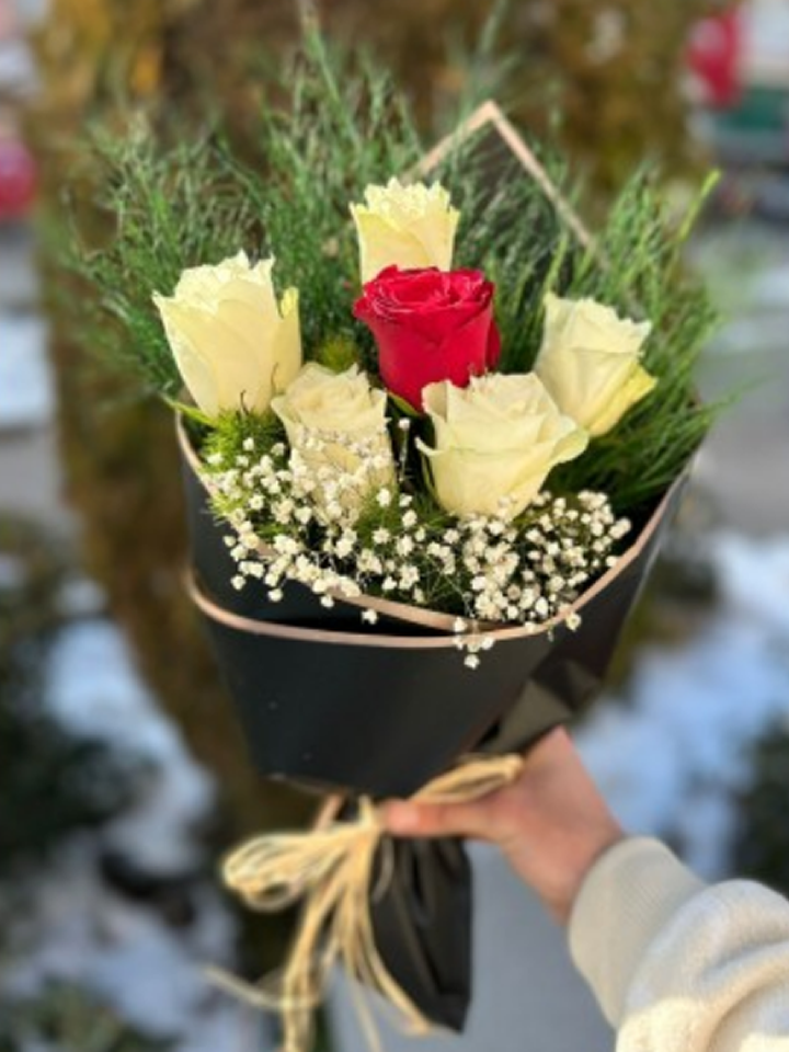 5 Beyaz 1 Kırmızı Gül Buketi