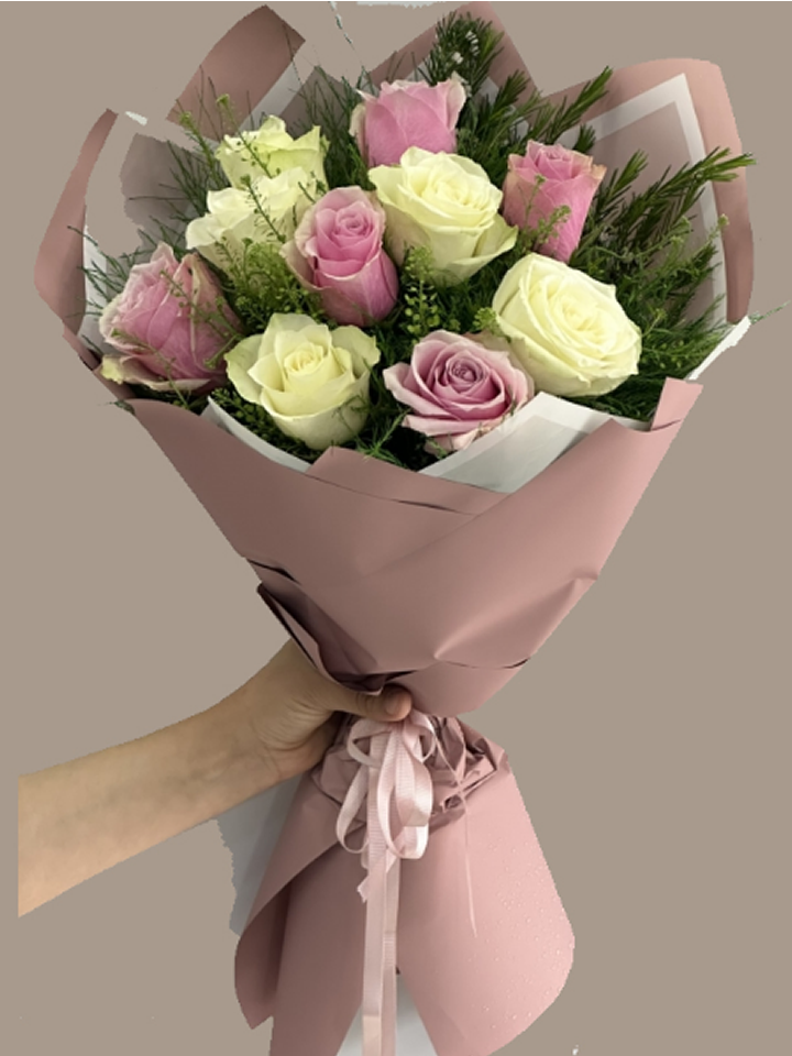 10 Adet Pembe ve Beyaz Gül Buketi