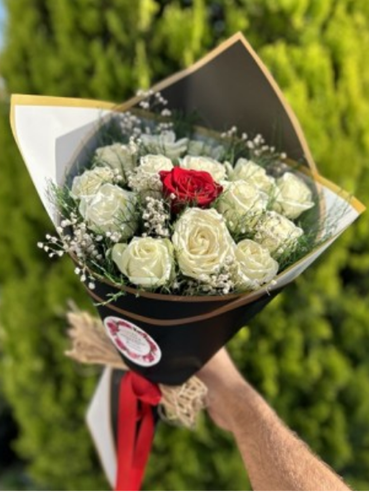 11 Beyaz 1 Kırmızı Gül Buketi