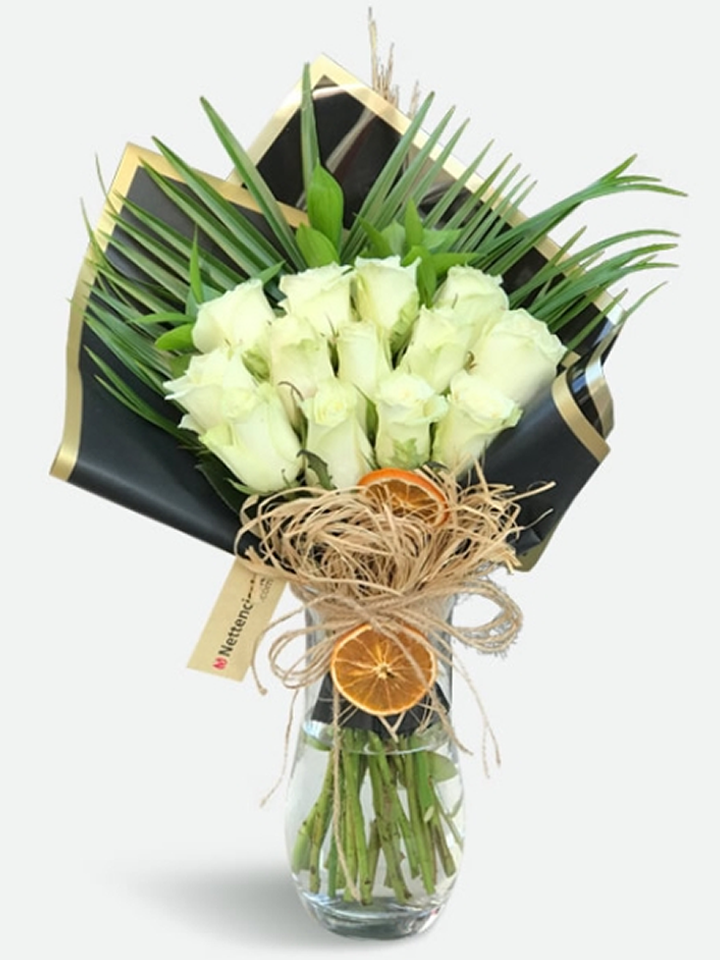 Cam Vazoda 15 Beyaz Gül Aranjmanı