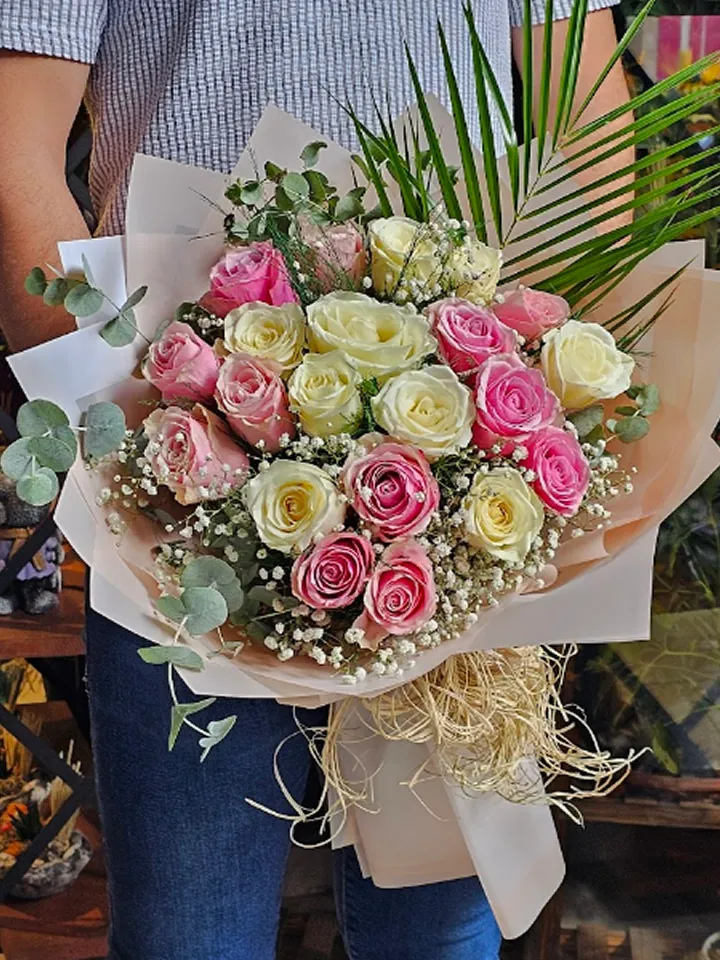 20 Li Pembe ve Beyaz Gül Buketi