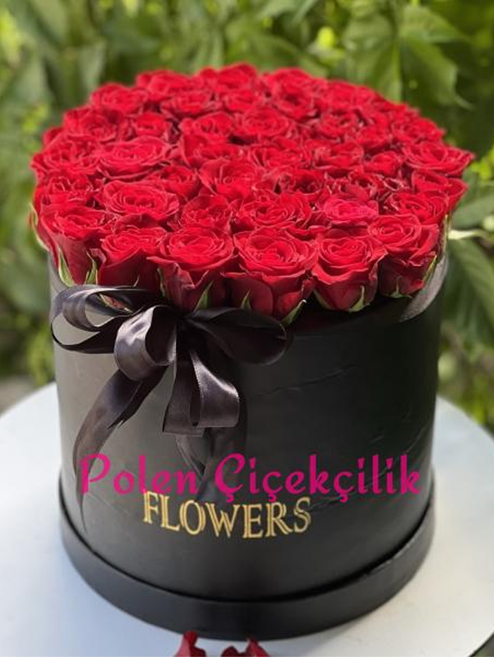 Siyah Silindir Kutuda Kırmızı Güller
