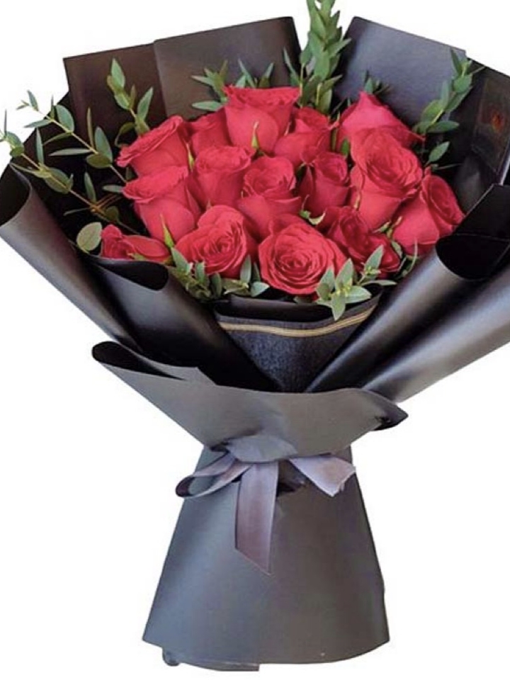 Siyah Ambalaj İçinde 15 Kırmızı Gül