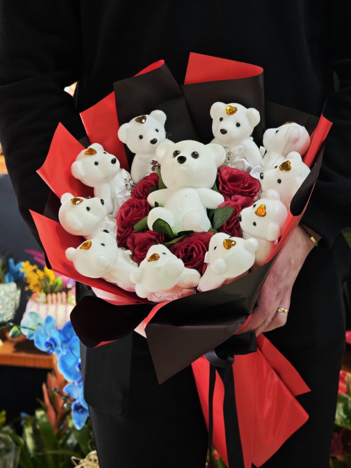 Sevimli Ayıcıklar ve Güller Buketi