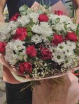 Çiçekçi - Beyaz Papatyalar ve Kırmızı Güller Buketi